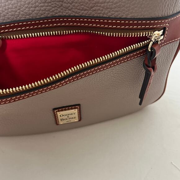 NWT Dooney & Bourke Pebble Grain Pocket Crossbody taupe/brown - Picture 7 of 8